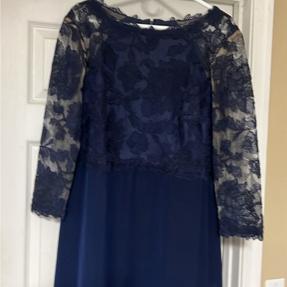 Tadashi Stoji Navy evening gown, size 16. - Picture 2 of 3